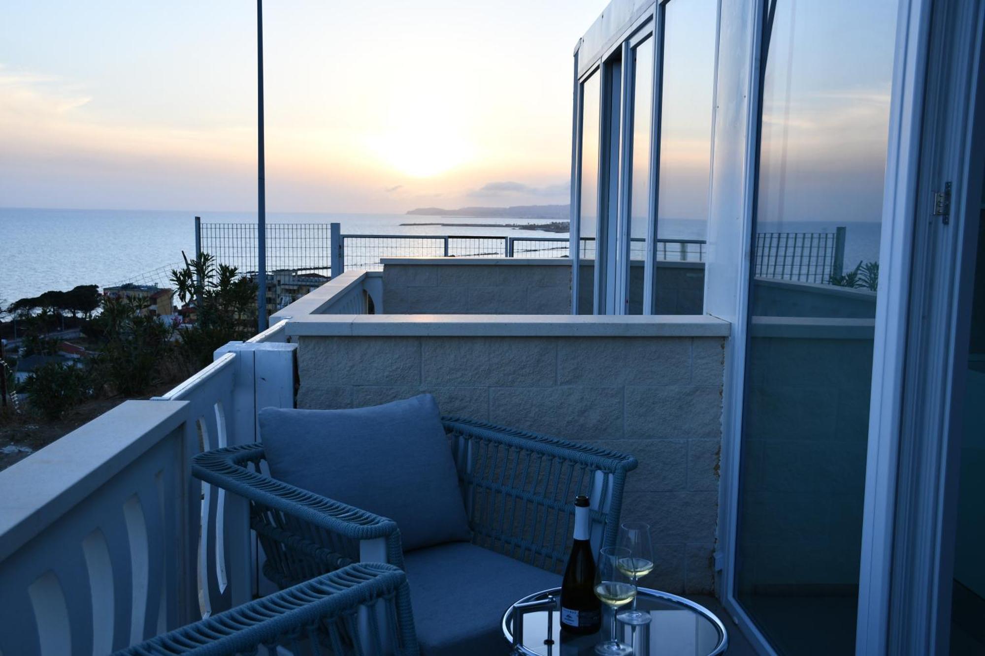 Terrazze Naos Hotel อากริเจนโต ภายนอก รูปภาพ